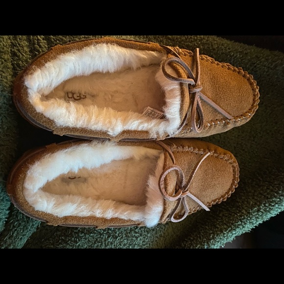 Ugg Dakota slipper chestnut big kid size 4 - Picture 3 of 7